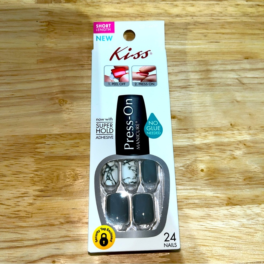 NWT Kiss Press-on Nails White Gray Marble  Short Length  24 Nails